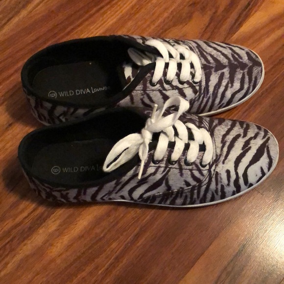 size 6 zebra sneakers - Picture 1 of 4